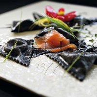 TRIANGOLI AL SALMONE REALE AFFUMICATO PESCATO ALL’AMO PROFUMATO AL LIMONE E ANETO IN SFOGLIA AL NERO DI SEPPIA  -  LEMON AND DILL SCENTED WILD “RED KING” SMOKED SALMON IN SEPIA INK BLACK SFOGLIA TRIANGLES Featured Image