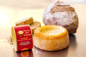 SHEEP’S MILK CHEESE WITH PROTECTED DESIGNATION OF ORIGIN “TORTA DEL CASAR”. Featured Image